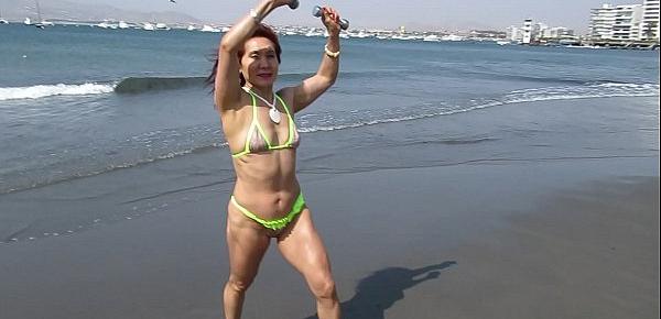  LA DIOSA MILF CACHONDA  CORRE EN LA PLAYA EN HILO DENTAL